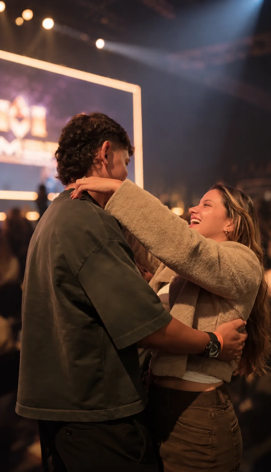 Brielah riendo mientras abraza a su pareja en un evento